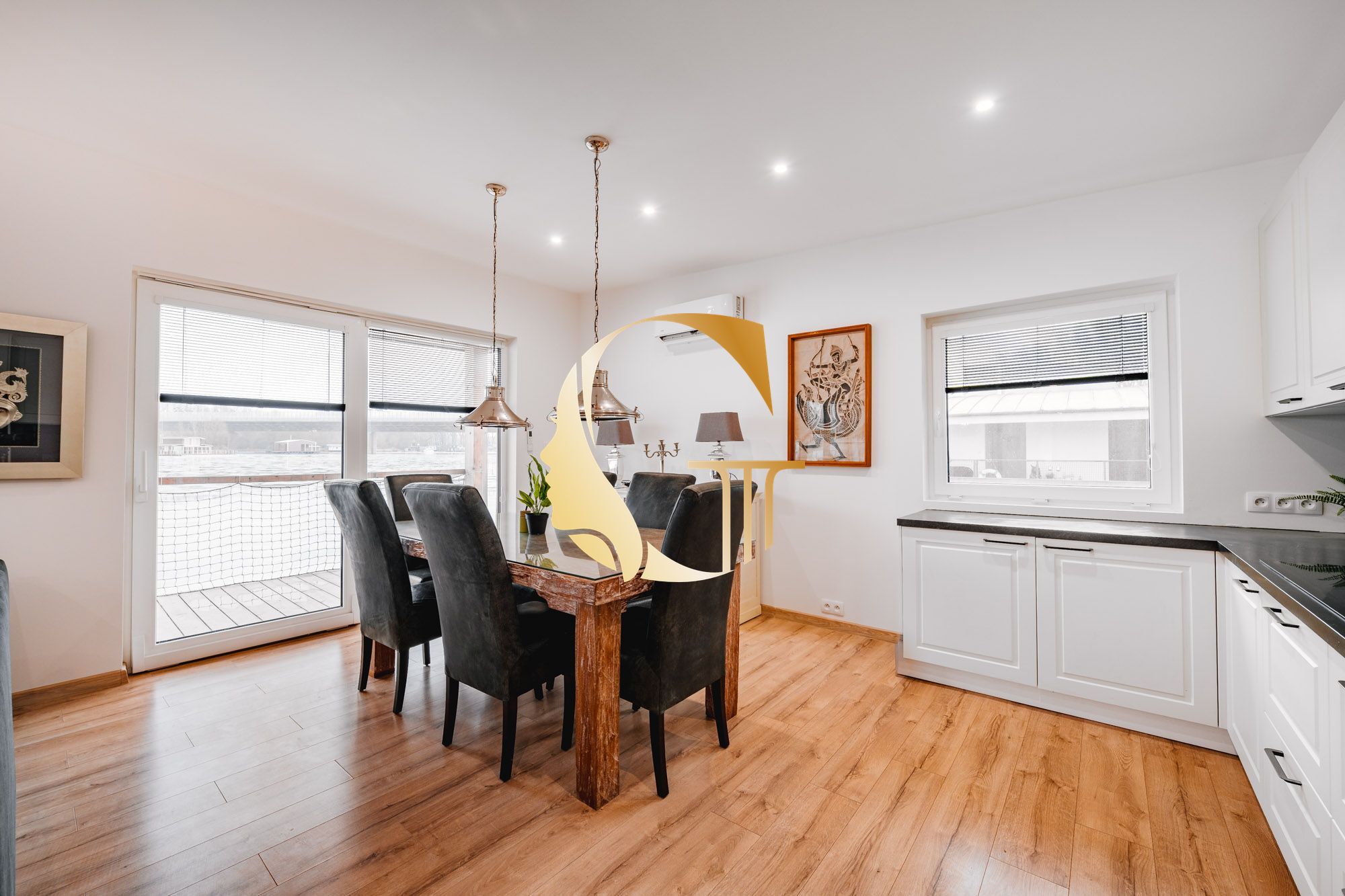 GODDESS PROPERTY – REZERVOVANÉ – PRENÁJOM – HAUSBÓT 210 m2- zariadený s KLIMATIZÁCIOU – ZVIERATKO POVOLENÉ – 5x parking – JAROVECKÉ RAMENO