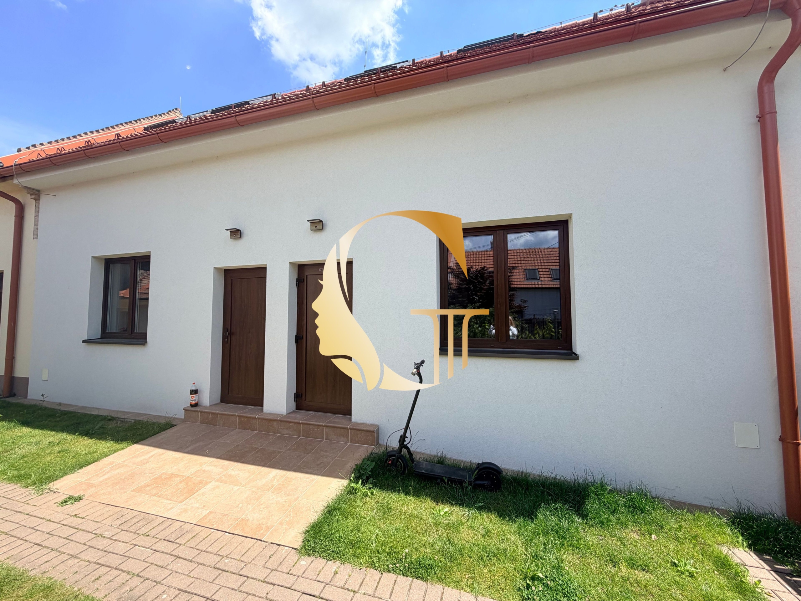 GODDESS PROPERTY – PRENÁJOM – 2 izb BYT v dome so ZÁHRADKOU – klimatizácia – moderný – Baničova ulica – VAJNORY