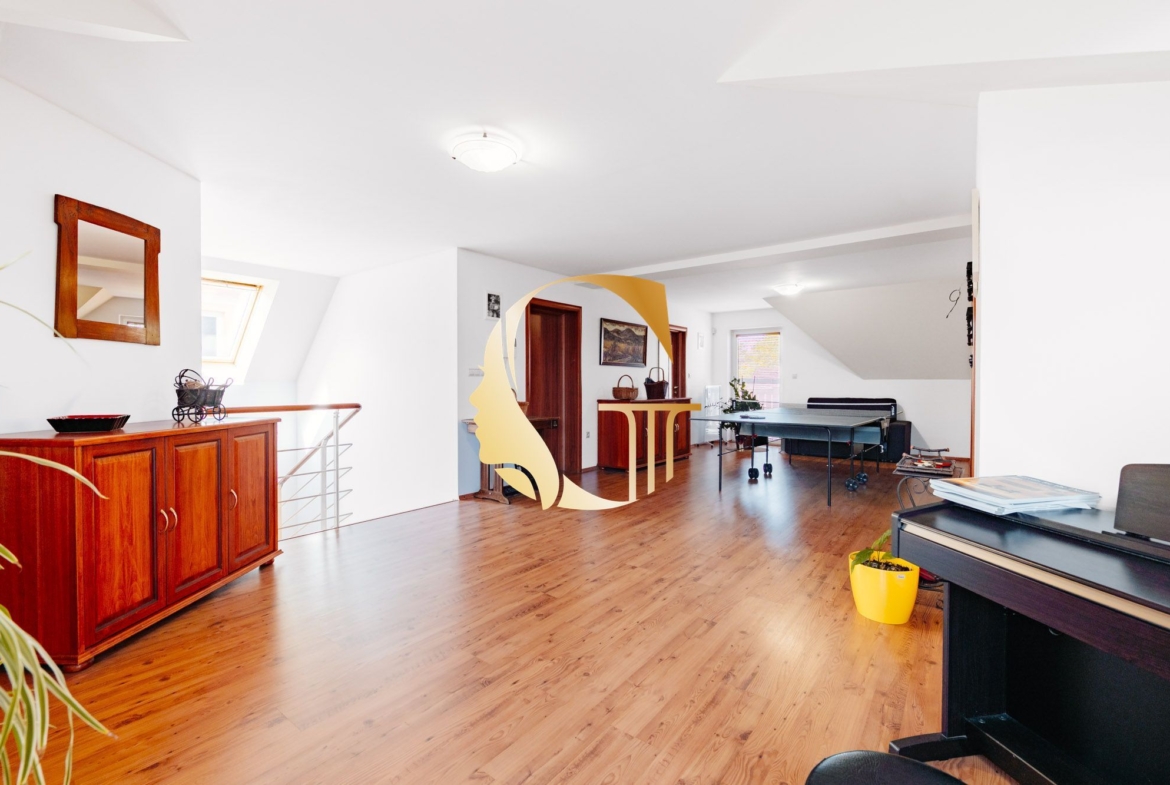 GODDESS PROPERTY – PREDAJ – 5 izbový rodinný dom s BAZÉNOM a s DVOJGARÁŽOU – 10x parkovanie – Padlých hrdinov – PODUNAJSKÉ BISKUPICE