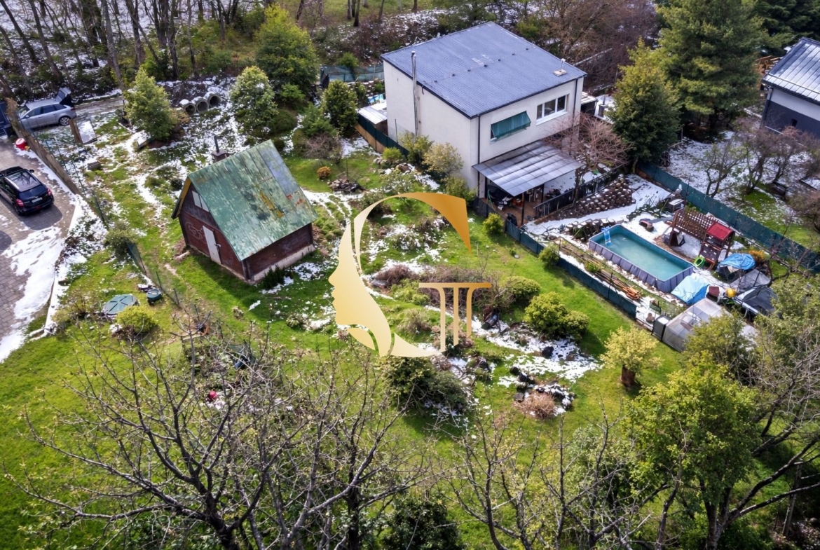 GODDESS PROPERTY – PREDAJ – pozemok 749 m2 – s projektom na výstavbu rodinného domu 222 m2 – DÚBRAVKA