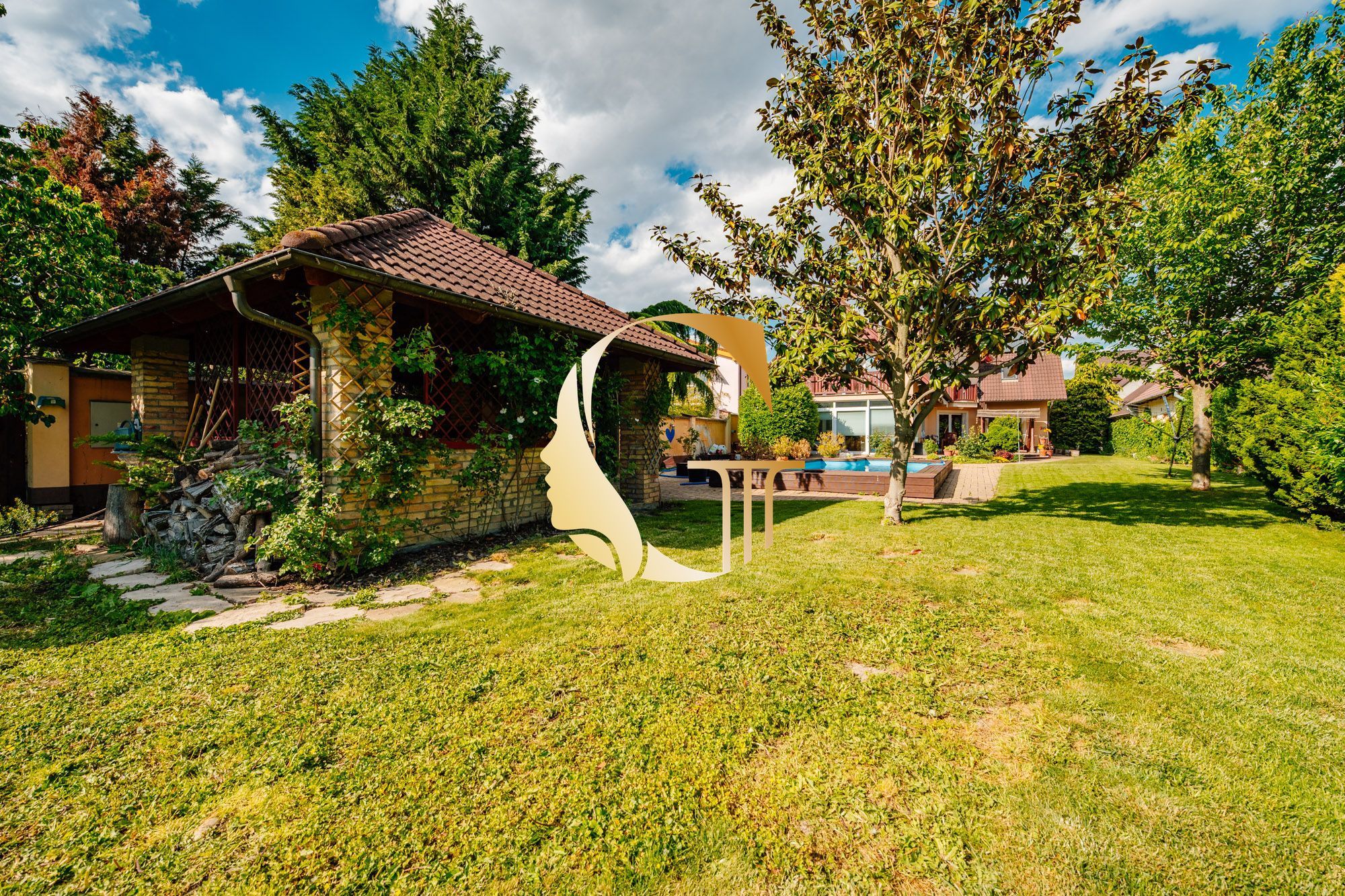 GODDESS PROPERTY – PREDAJ – 5 izbový rodinný dom s BAZÉNOM a s DVOJGARÁŽOU – 10x parkovanie – Padlých hrdinov – PODUNAJSKÉ BISKUPICE