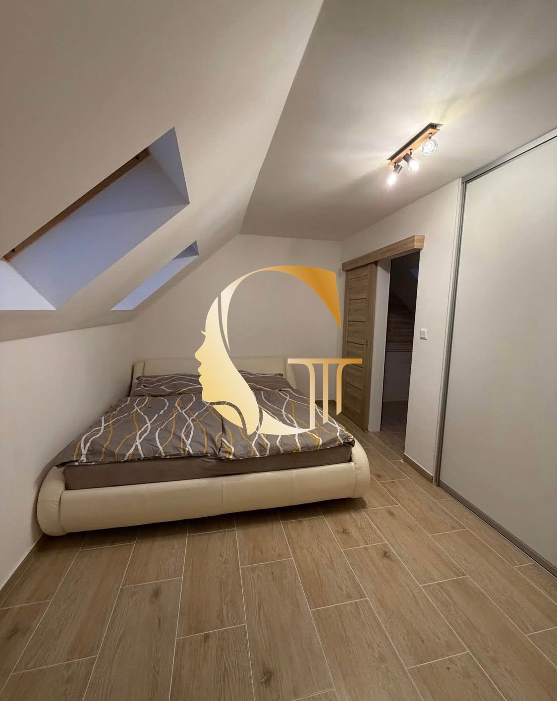 GODDESS PROPERTY – PRENÁJOM – 2 izb BYT v dome so ZÁHRADKOU – klimatizácia – moderný – Baničova ulica – VAJNORY