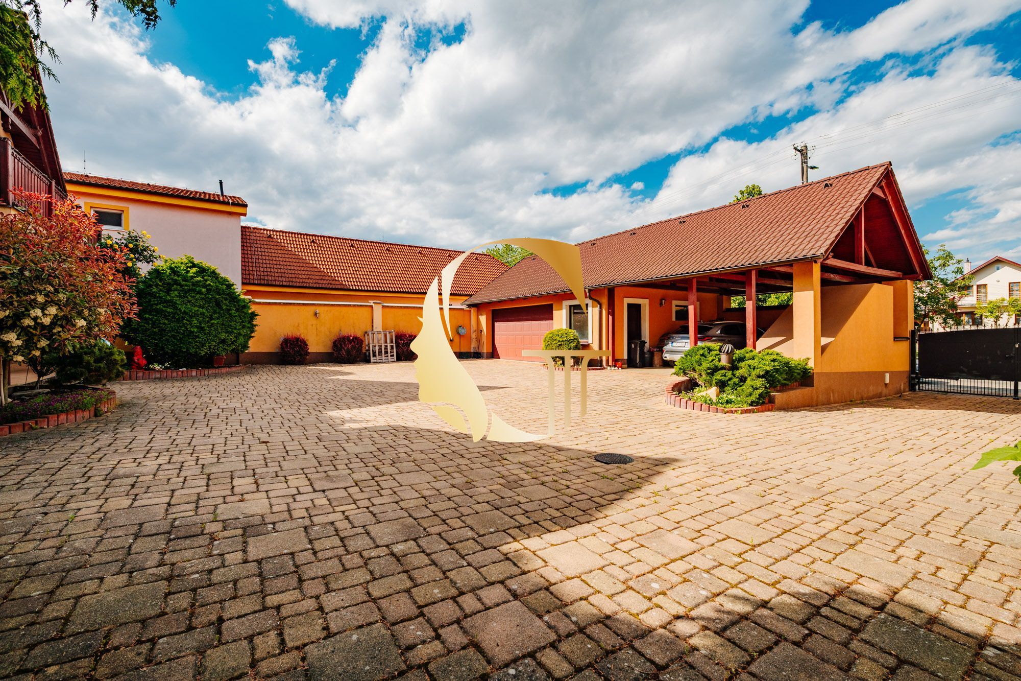 GODDESS PROPERTY – PREDAJ – 5 izbový rodinný dom s BAZÉNOM a s DVOJGARÁŽOU – 10x parkovanie – Padlých hrdinov – PODUNAJSKÉ BISKUPICE