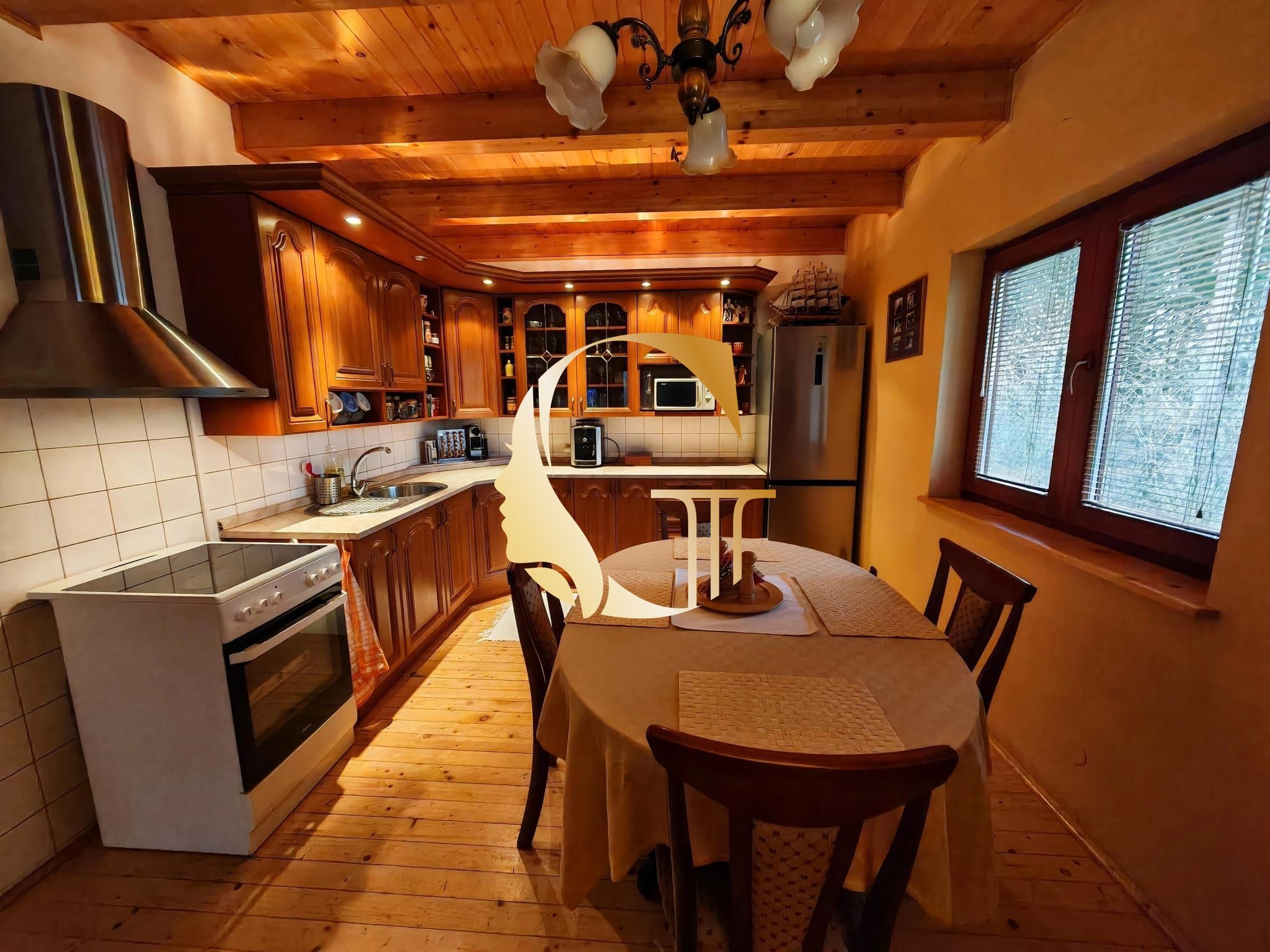 GODDESS PROPERTY – exkluzívne – PREDAJ – INVESTIČNÁ REKREAČNÁ CHATA – 4 izbová 182 m2 + sklad – 4x parking – pozemok 447 m2 – LIPTOVSKÝ MIKULÁŠ