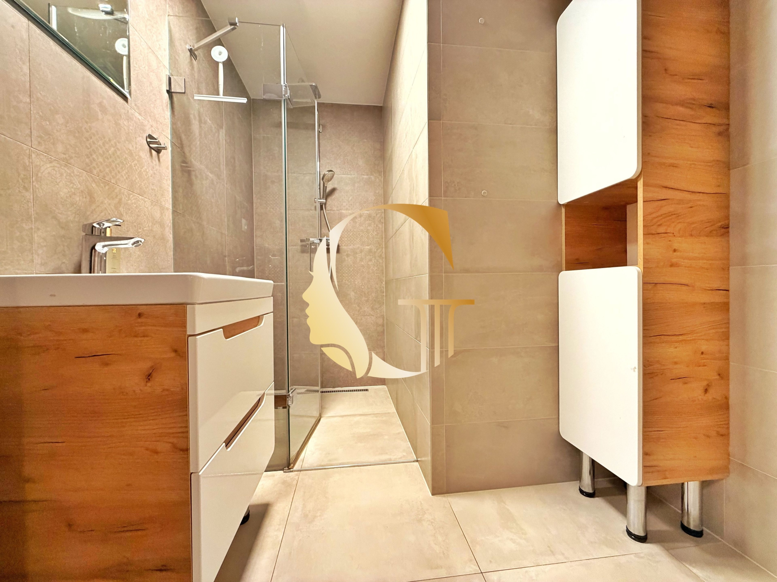 GODDESS PROPERTY – REZEROVANÉ – PRENÁJOM – 2 izbový byt 55 m2 s TERASOU 13 m2 – novostavba –  GARÁŽOVÉ STÁTIE –  zariadený – Slnečnicová – ROVINKA