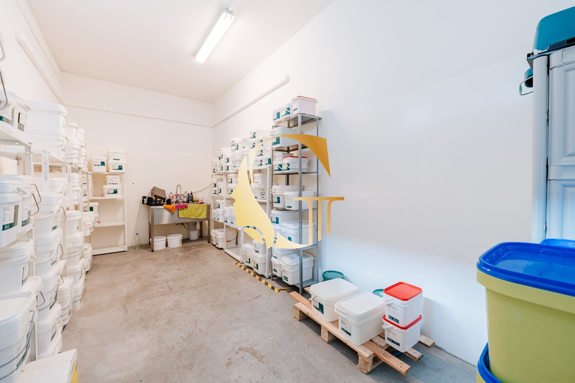 GODDESS PROPERTY – exkluzívne – PRENÁJOM – SKLAD 165 m2 s kanceláriami 30 m2 – mini SKLAD  – Hviezdna ulica – PODUNAJSKÉ BISKUPICE