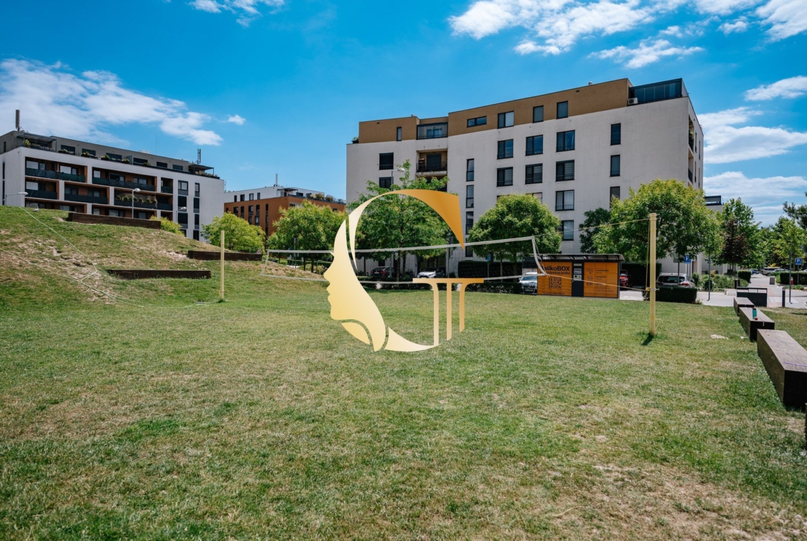 GODDESS PROPERTY – REZERVOVANÉ – PREDAJ – 2 izbový byt 55 m2 s LOGGIOU – 2x parking – NOVOSTAVBA – moderný – KLIMATIZÁCIA – Béžová ulica – PETRŽALKA