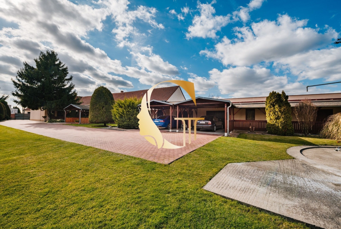 GODDESS PROPERTY- exkluzívne – PREDAJ – 9 izbový samostatný stojaci rodinný dom  372 m2 na pozemku 2 100 m2 – 2x garáž – 2x studňa –  OĽDZA
