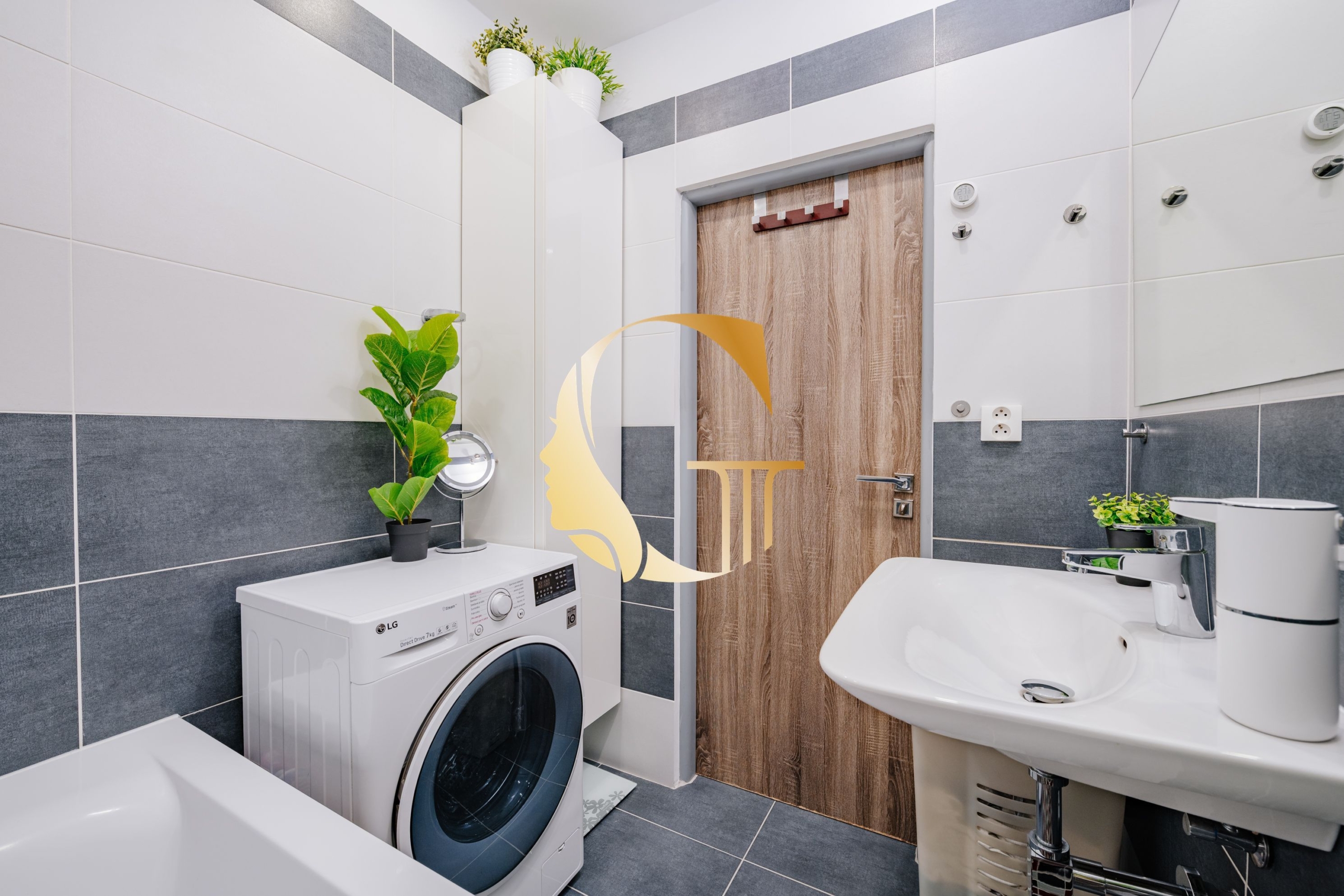 GODDESS PROPERTY – rezervované  – PREDAJ 4 izbový byt 85 m2 – LOGGIA – moderne zariadený – kompletná rekonštrukcia – TUPOLEVOVA ulica – Petržalka