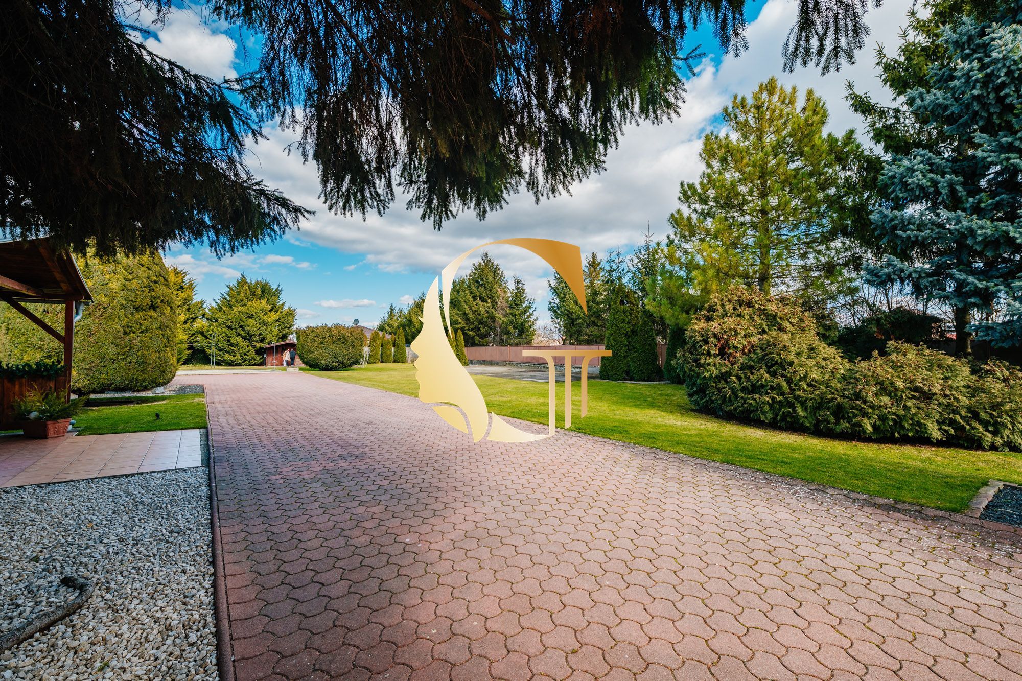 GODDESS PROPERTY- exkluzívne – PREDAJ – 9 izbový samostatný stojaci rodinný dom  372 m2 na pozemku 2 100 m2 – 2x garáž – 2x studňa –  OĽDZA