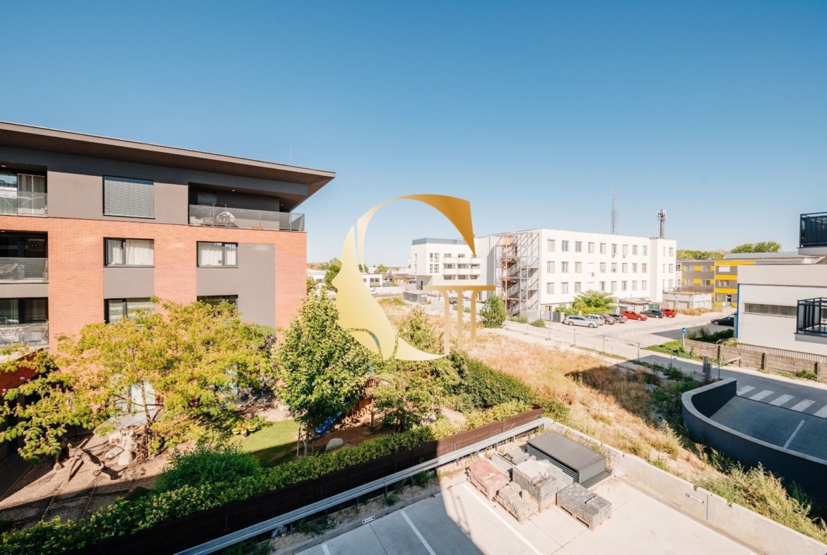 GODDESS PROPERTY – rezervované – PREDAJ 3 izbový byt 60 m2 s TERASOU 13,5 m2 – 2x parking a pivnica – Slnečnicová ulica – novostavba FLORET – ROVINKA