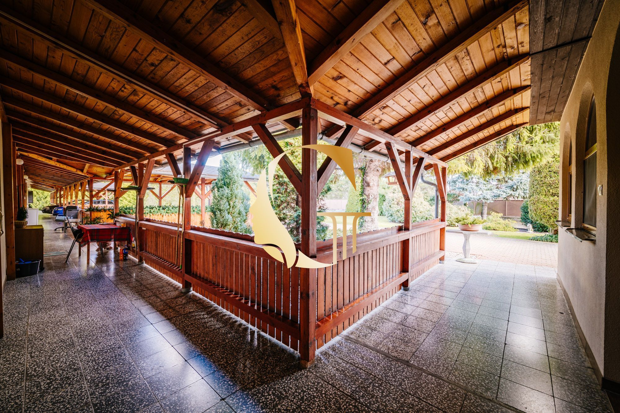 GODDESS PROPERTY- exkluzívne – PREDAJ – 9 izbový samostatný stojaci rodinný dom  372 m2 na pozemku 2 100 m2 – 2x garáž – 2x studňa –  OĽDZA