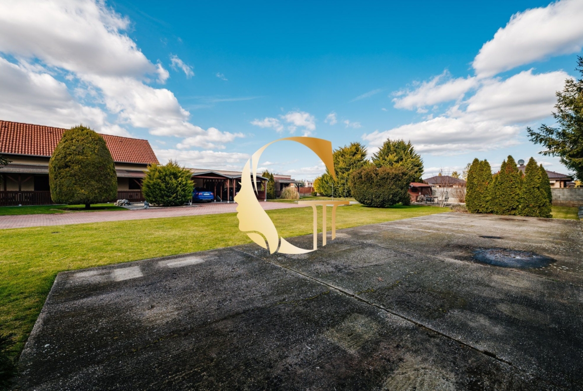 GODDESS PROPERTY- exkluzívne – PREDAJ – 9 izbový samostatný stojaci rodinný dom  372 m2 na pozemku 2 100 m2 – 2x garáž – 2x studňa –  OĽDZA