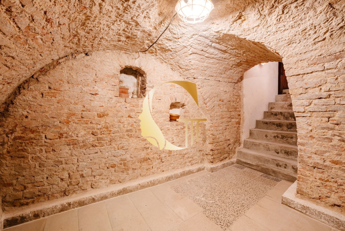 GODDESS PROPERTY- exkluzívne – PREDAJ – 9 izbový samostatný stojaci rodinný dom  372 m2 na pozemku 2 100 m2 – 2x garáž – 2x studňa –  OĽDZA