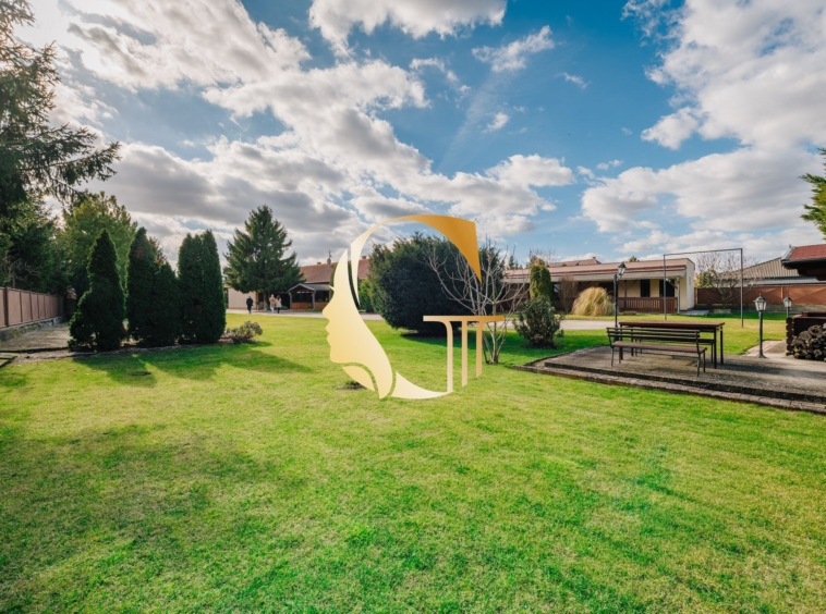 GODDESS PROPERTY- exkluzívne – PREDAJ – 9 izbový samostatný stojaci rodinný dom  372 m2 na pozemku 2 100 m2 – 2x garáž – 2x studňa –  OĽDZA
