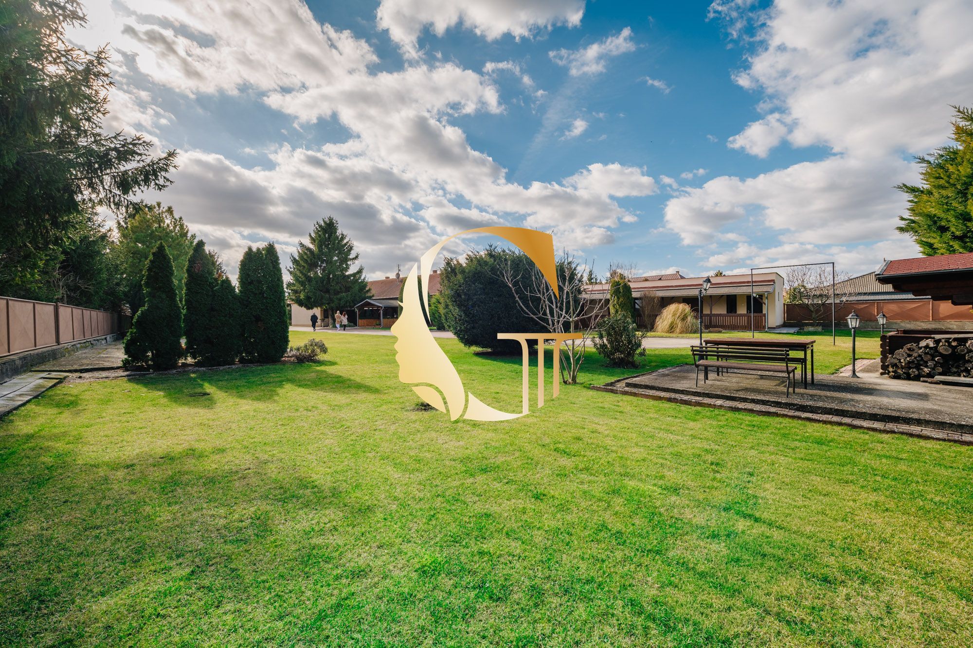 GODDESS PROPERTY- exkluzívne – PREDAJ – 9 izbový samostatný stojaci rodinný dom  372 m2 na pozemku 2 100 m2 – 2x garáž – 2x studňa –  OĽDZA