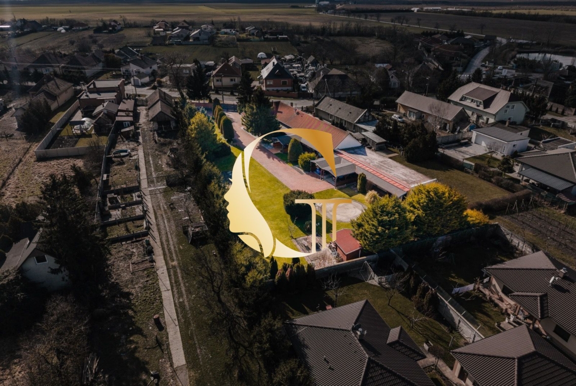 GODDESS PROPERTY- exkluzívne – PREDAJ – 9 izbový samostatný stojaci rodinný dom  372 m2 na pozemku 2 100 m2 – 2x garáž – 2x studňa –  OĽDZA