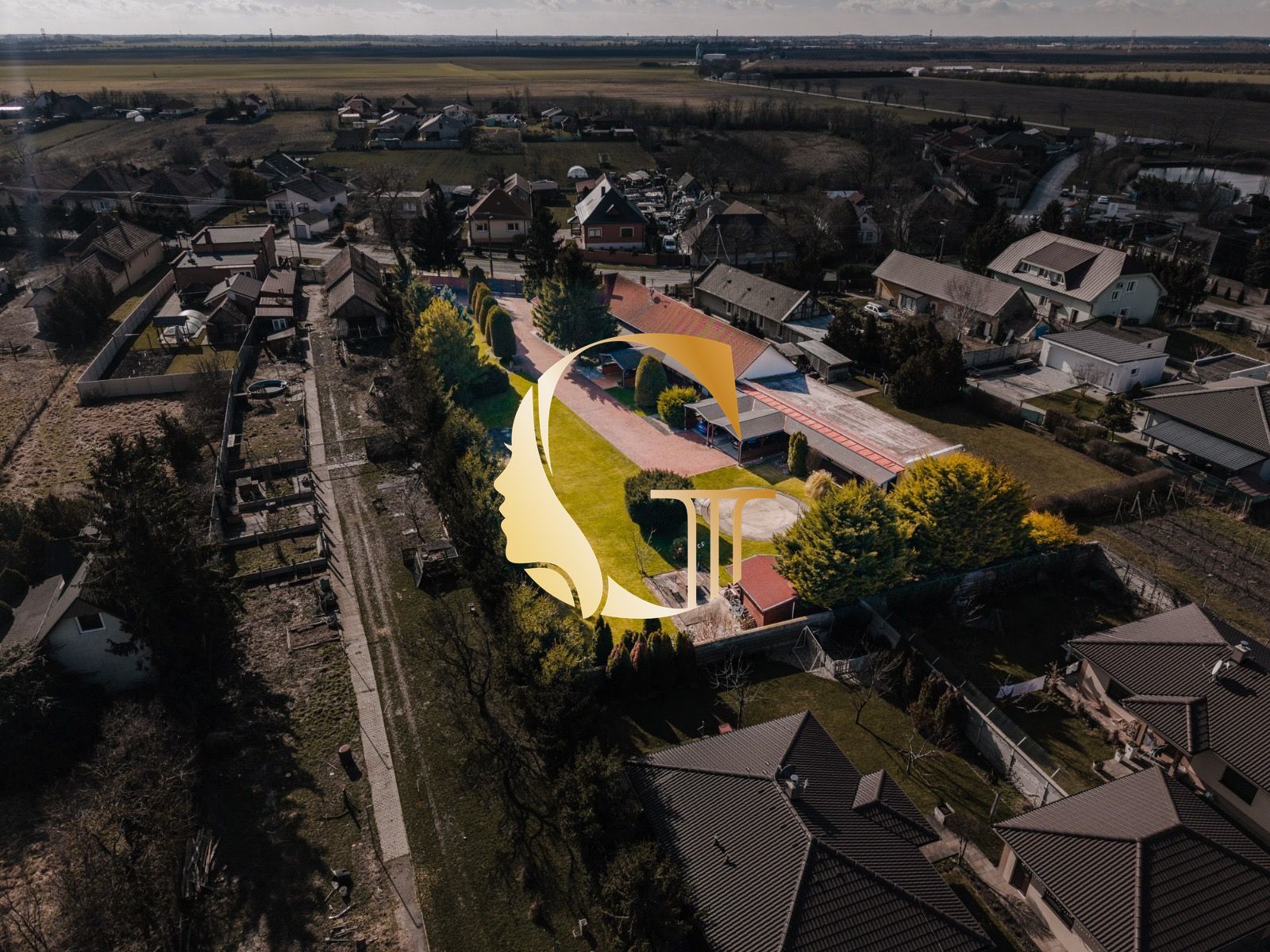 GODDESS PROPERTY- exkluzívne – PREDAJ – 9 izbový samostatný stojaci rodinný dom  372 m2 na pozemku 2 100 m2 – 2x garáž – 2x studňa –  OĽDZA
