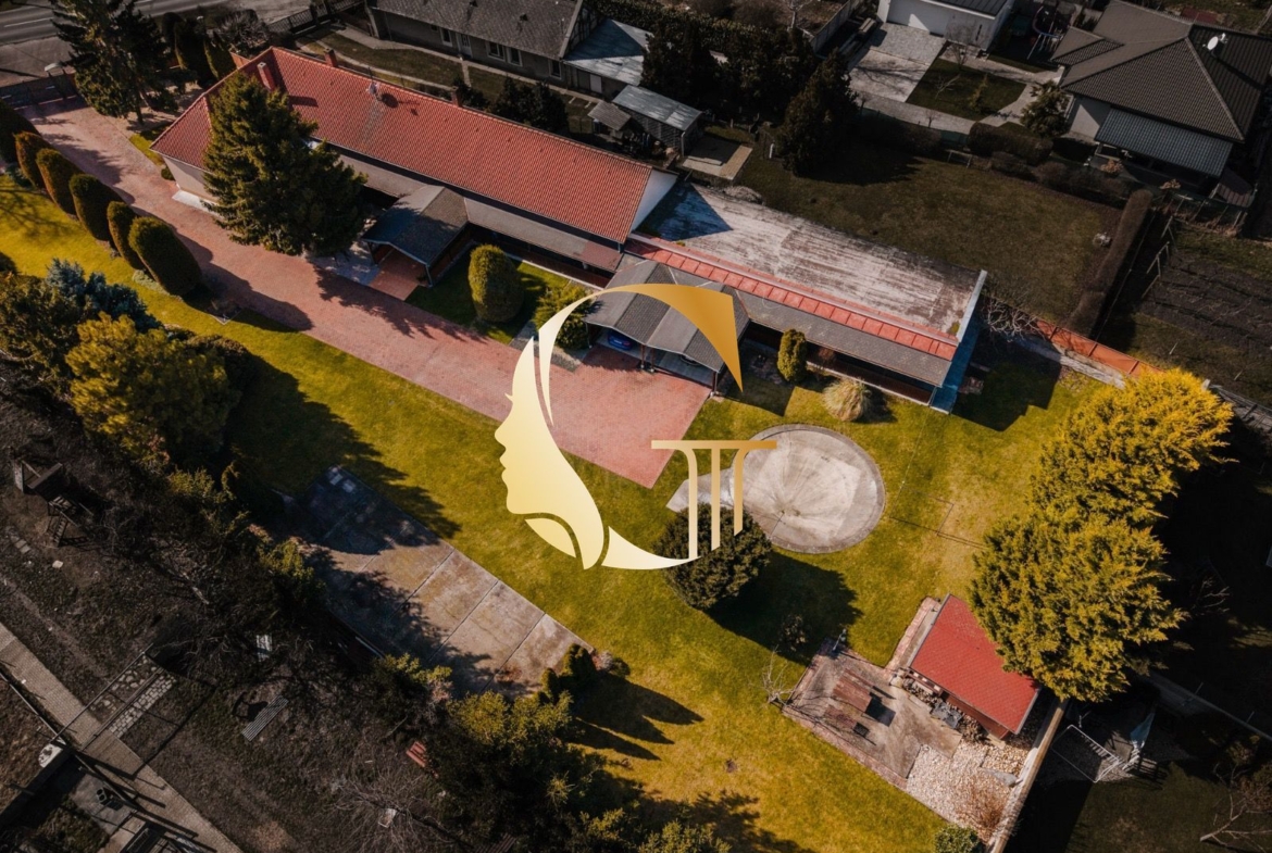GODDESS PROPERTY- exkluzívne – PREDAJ – 9 izbový samostatný stojaci rodinný dom  372 m2 na pozemku 2 100 m2 – 2x garáž – 2x studňa –  OĽDZA