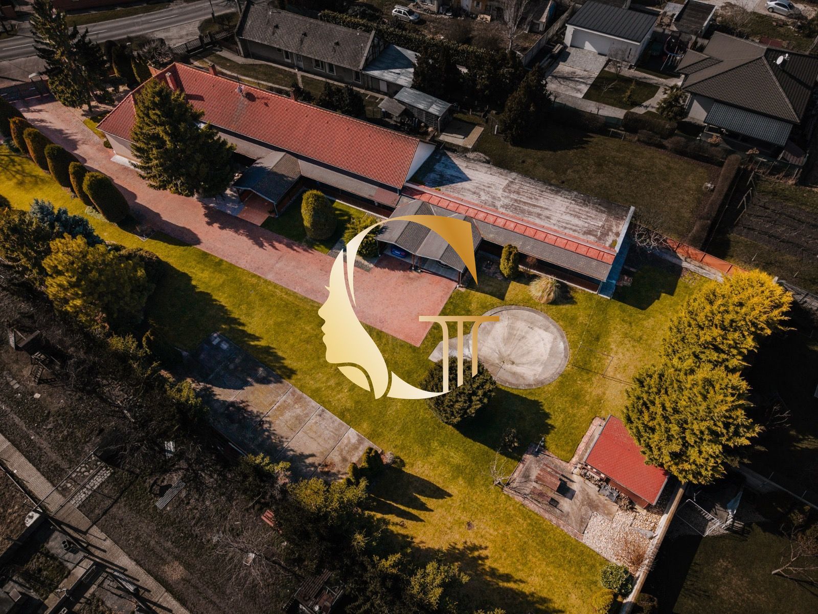 GODDESS PROPERTY- exkluzívne – PREDAJ – 9 izbový samostatný stojaci rodinný dom  372 m2 na pozemku 2 100 m2 – 2x garáž – 2x studňa –  OĽDZA