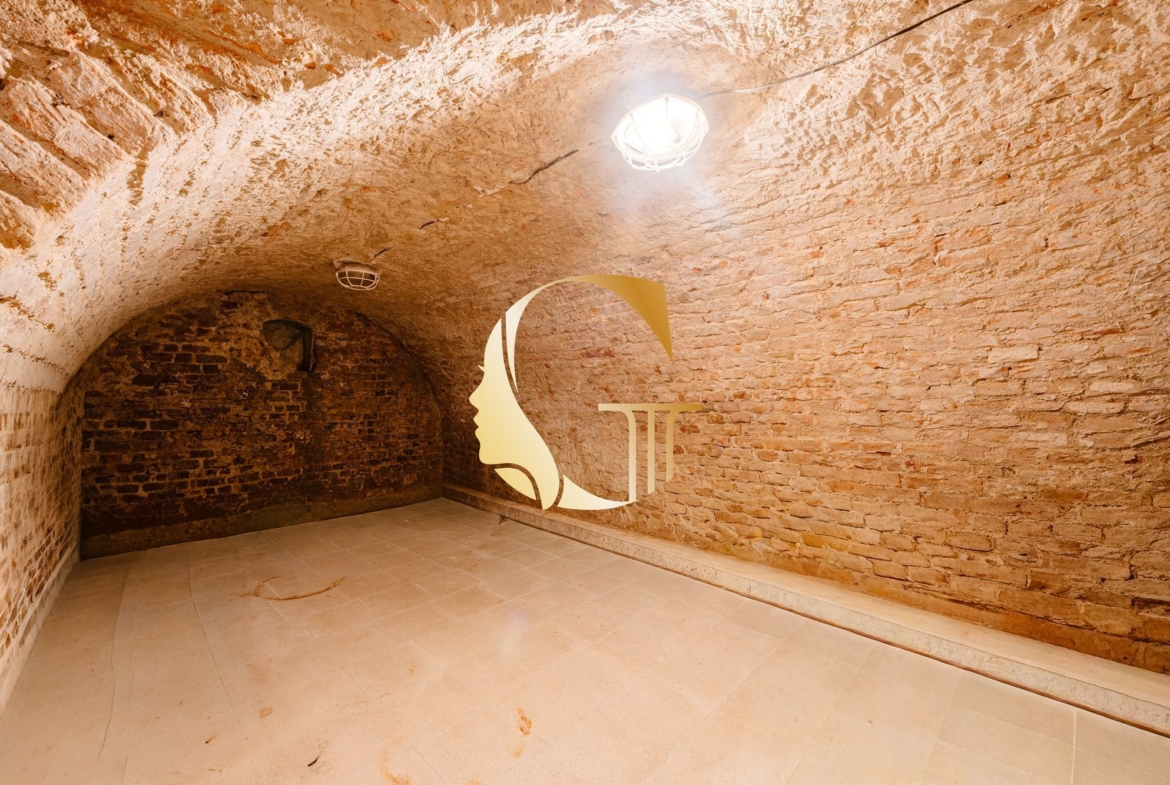 GODDESS PROPERTY- exkluzívne – PREDAJ – 9 izbový samostatný stojaci rodinný dom  372 m2 na pozemku 2 100 m2 – 2x garáž – 2x studňa –  OĽDZA
