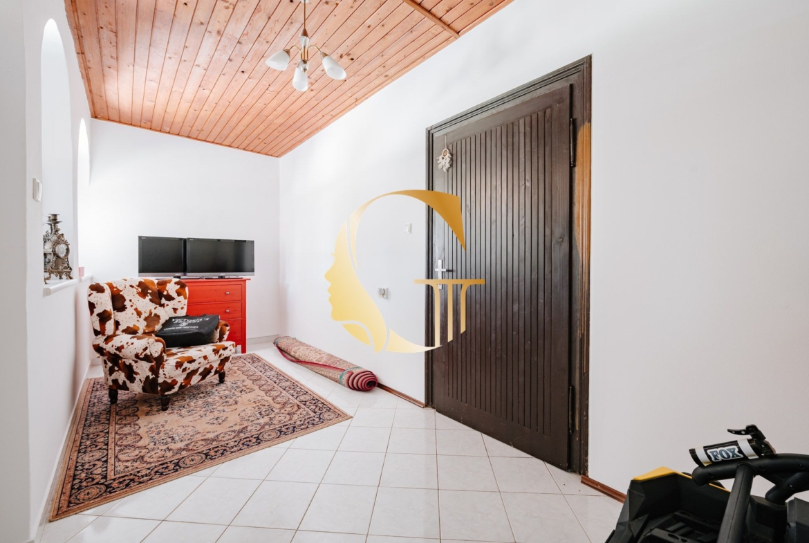 GODDESS PROPERTY- exkluzívne – PREDAJ – 9 izbový samostatný stojaci rodinný dom  372 m2 na pozemku 2 100 m2 – 2x garáž – 2x studňa –  OĽDZA