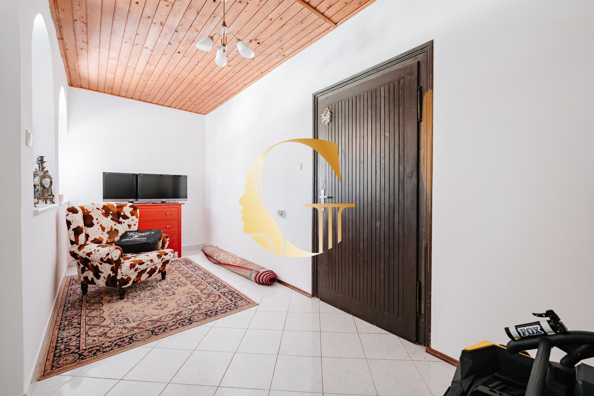 GODDESS PROPERTY- exkluzívne – PREDAJ – 9 izbový samostatný stojaci rodinný dom  372 m2 na pozemku 2 100 m2 – 2x garáž – 2x studňa –  OĽDZA