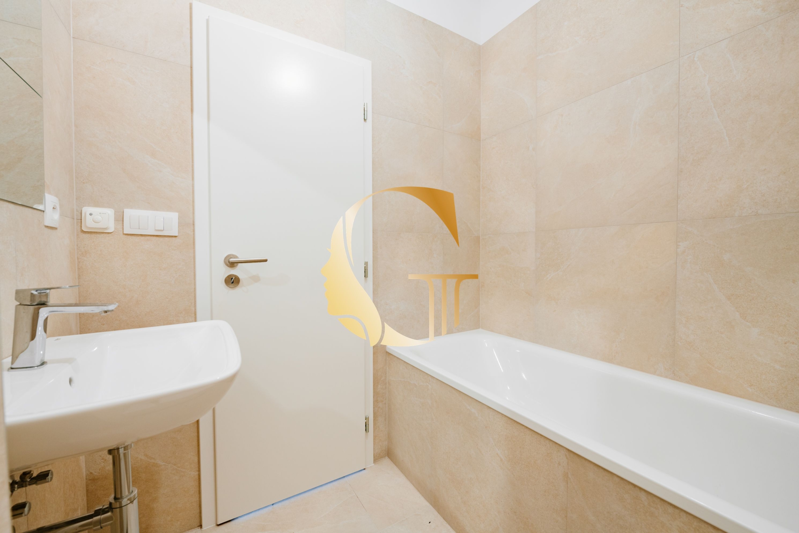 GODDESS PROPERTY – rezervované – PREDAJ 3 izbový byt 60 m2 s TERASOU 13,5 m2 – 2x parking a pivnica – Slnečnicová ulica – novostavba FLORET – ROVINKA