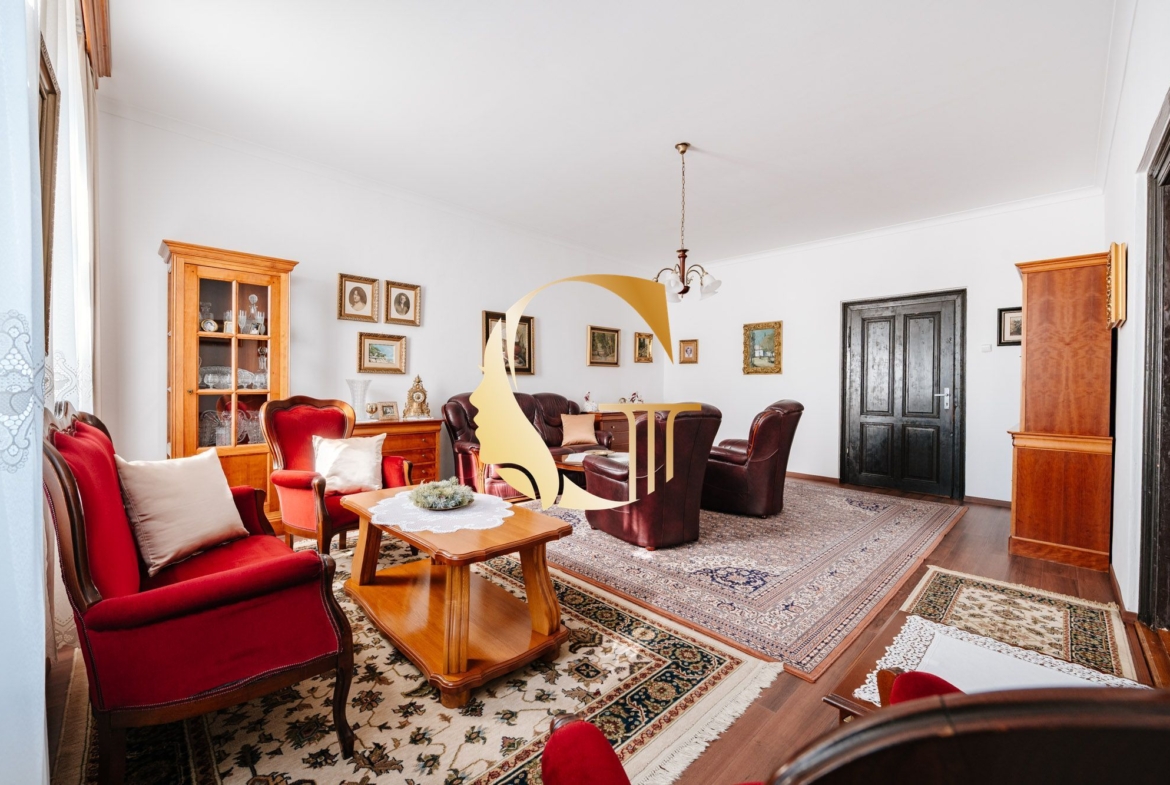 GODDESS PROPERTY- exkluzívne – PREDAJ – 9 izbový samostatný stojaci rodinný dom  372 m2 na pozemku 2 100 m2 – 2x garáž – 2x studňa –  OĽDZA