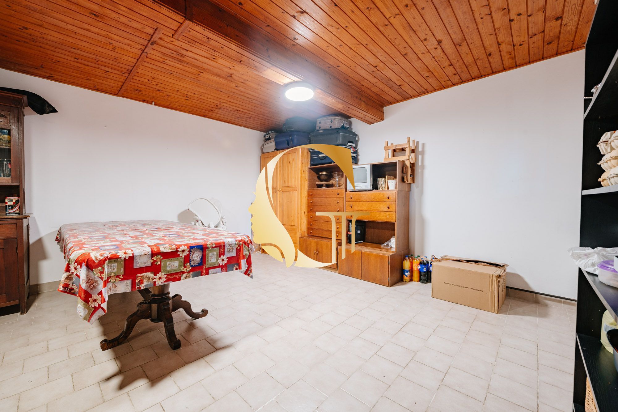GODDESS PROPERTY- exkluzívne – PREDAJ – 9 izbový samostatný stojaci rodinný dom  372 m2 na pozemku 2 100 m2 – 2x garáž – 2x studňa –  OĽDZA