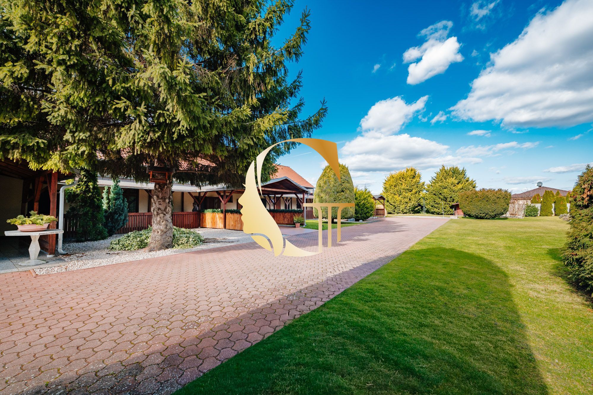 GODDESS PROPERTY- exkluzívne – PREDAJ – 9 izbový samostatný stojaci rodinný dom  372 m2 na pozemku 2 100 m2 – 2x garáž – 2x studňa –  OĽDZA