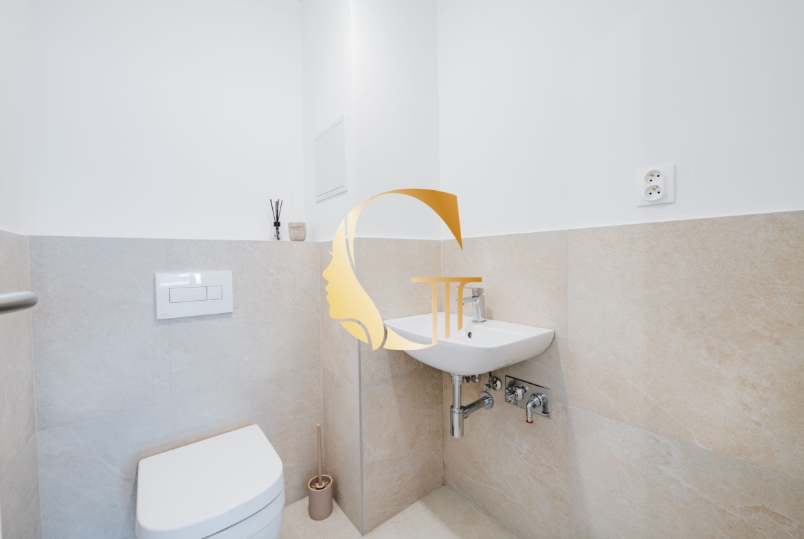 GODDESS PROPERTY – rezervované – PREDAJ 3 izbový byt 60 m2 s TERASOU 13,5 m2 – 2x parking a pivnica – Slnečnicová ulica – novostavba FLORET – ROVINKA