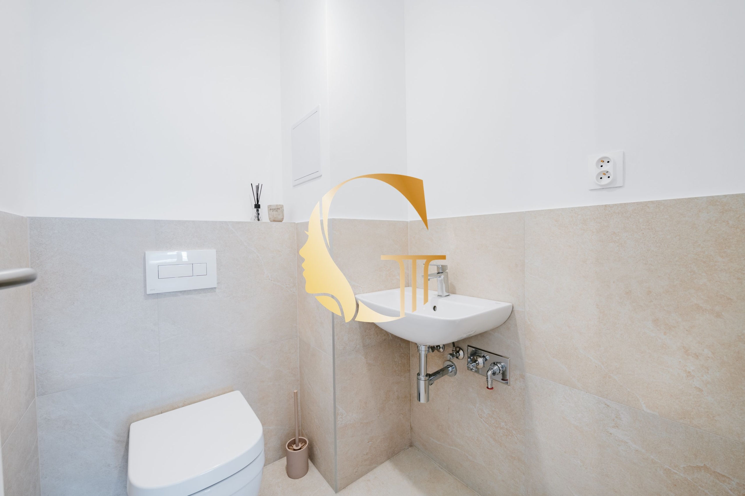 GODDESS PROPERTY – rezervované – PREDAJ 3 izbový byt 60 m2 s TERASOU 13,5 m2 – 2x parking a pivnica – Slnečnicová ulica – novostavba FLORET – ROVINKA