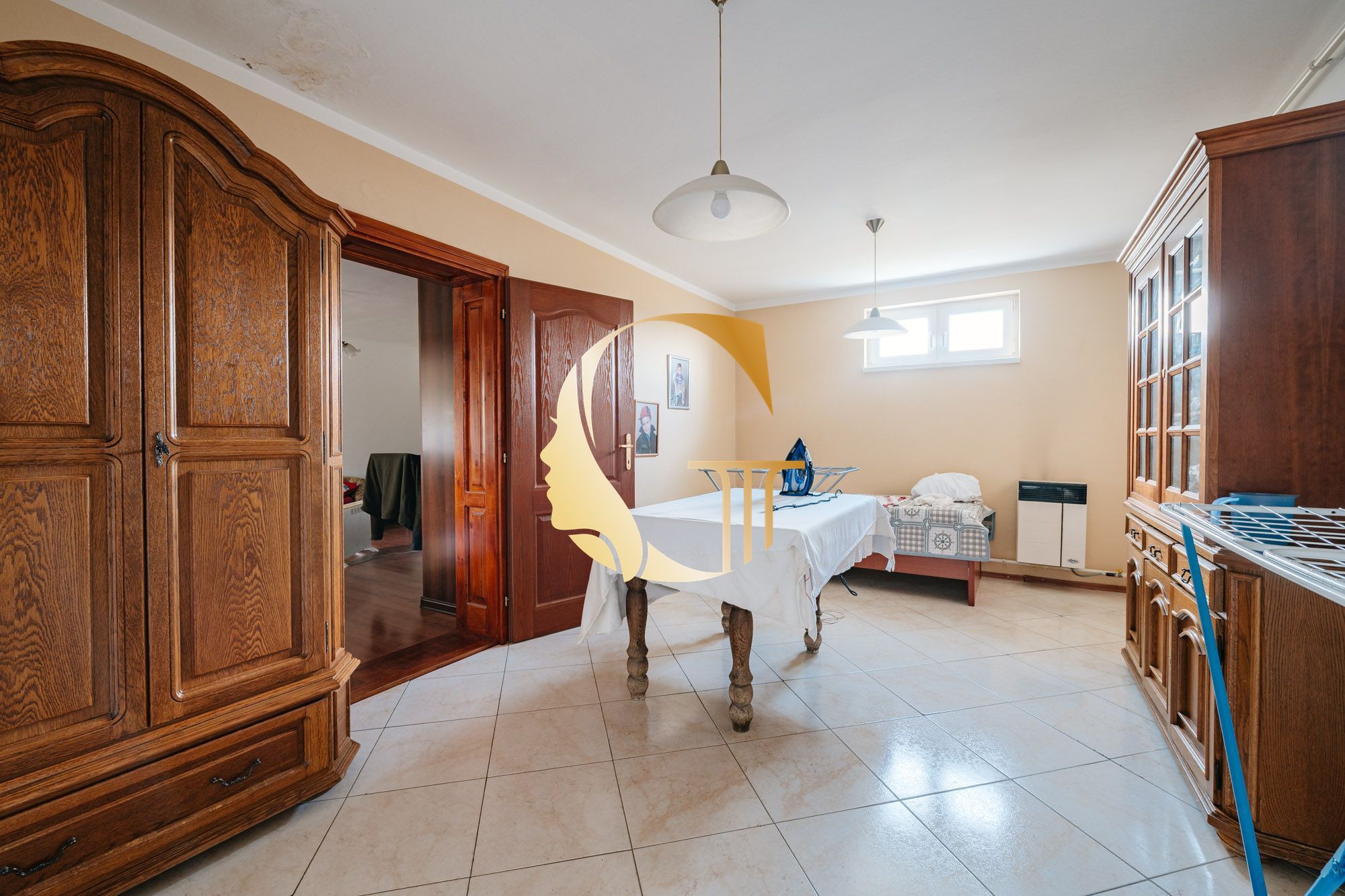 GODDESS PROPERTY- exkluzívne – PREDAJ – 9 izbový samostatný stojaci rodinný dom  372 m2 na pozemku 2 100 m2 – 2x garáž – 2x studňa –  OĽDZA