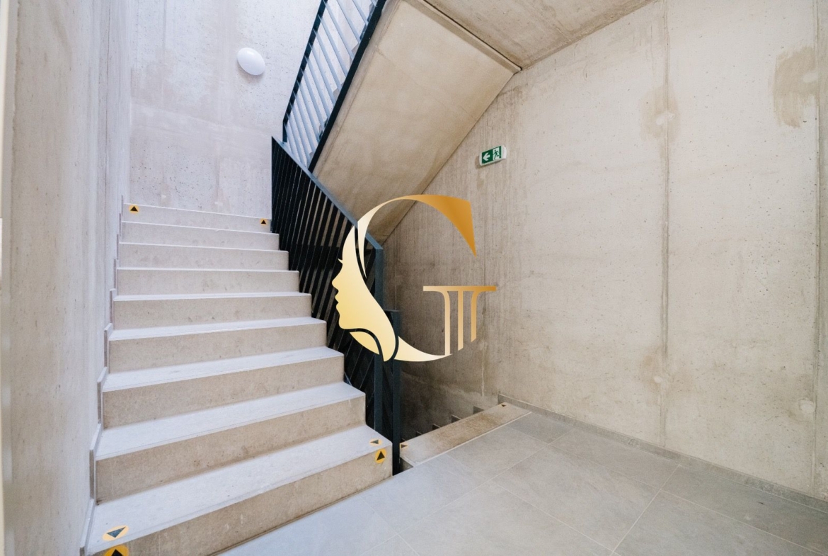 GODDESS PROPERTY – rezervované – PREDAJ 3 izbový byt 60 m2 s TERASOU 13,5 m2 – 2x parking a pivnica – Slnečnicová ulica – novostavba FLORET – ROVINKA
