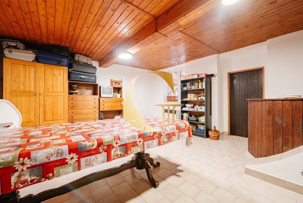 GODDESS PROPERTY- exkluzívne – PREDAJ – 9 izbový samostatný stojaci rodinný dom  372 m2 na pozemku 2 100 m2 – 2x garáž – 2x studňa –  OĽDZA