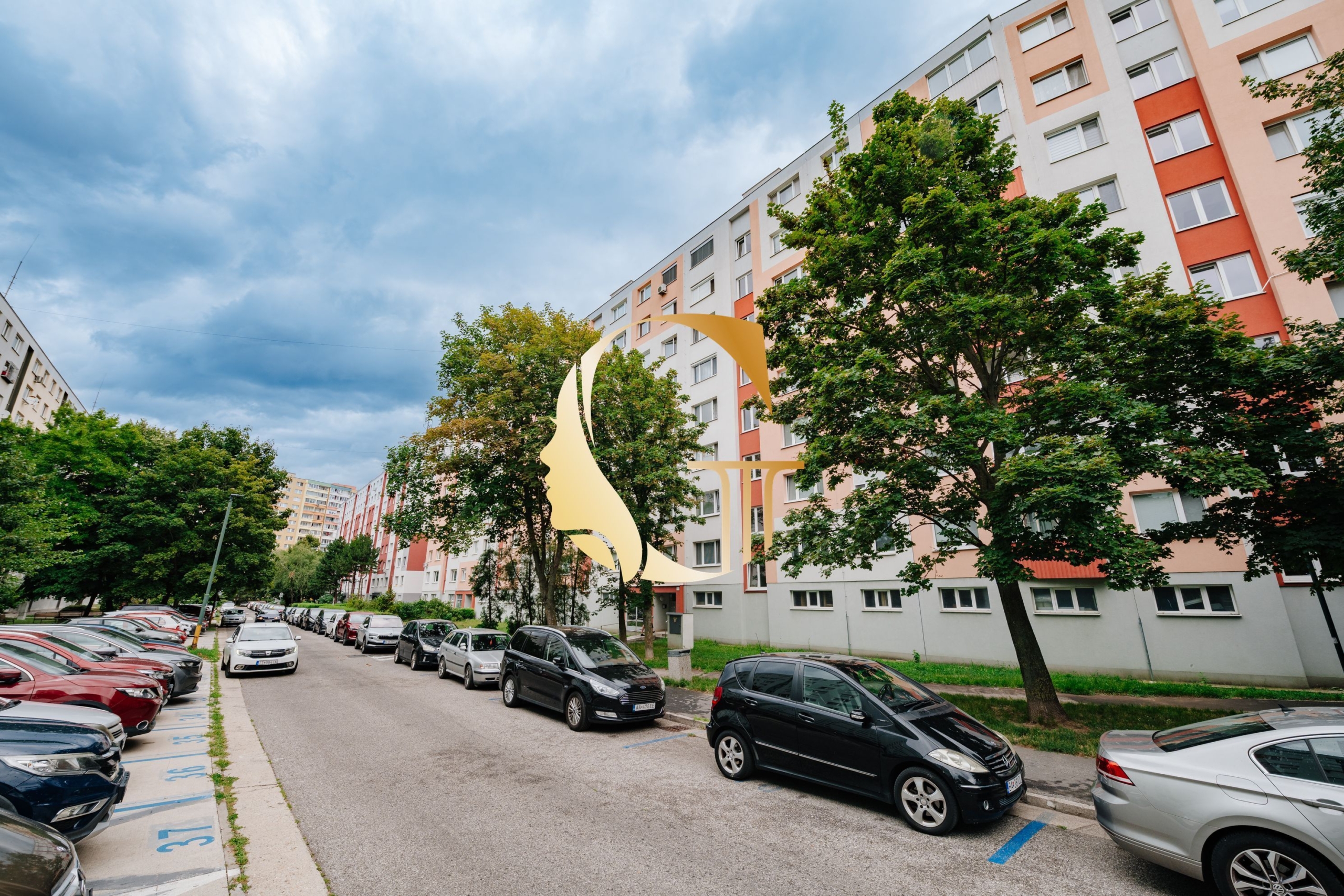 GODDESS PROPERTY – rezervované  – PREDAJ 4 izbový byt 85 m2 – LOGGIA – moderne zariadený – kompletná rekonštrukcia – TUPOLEVOVA ulica – Petržalka