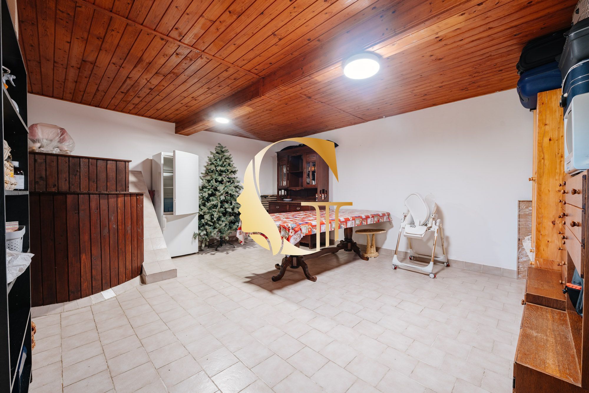 GODDESS PROPERTY- exkluzívne – PREDAJ – 9 izbový samostatný stojaci rodinný dom  372 m2 na pozemku 2 100 m2 – 2x garáž – 2x studňa –  OĽDZA