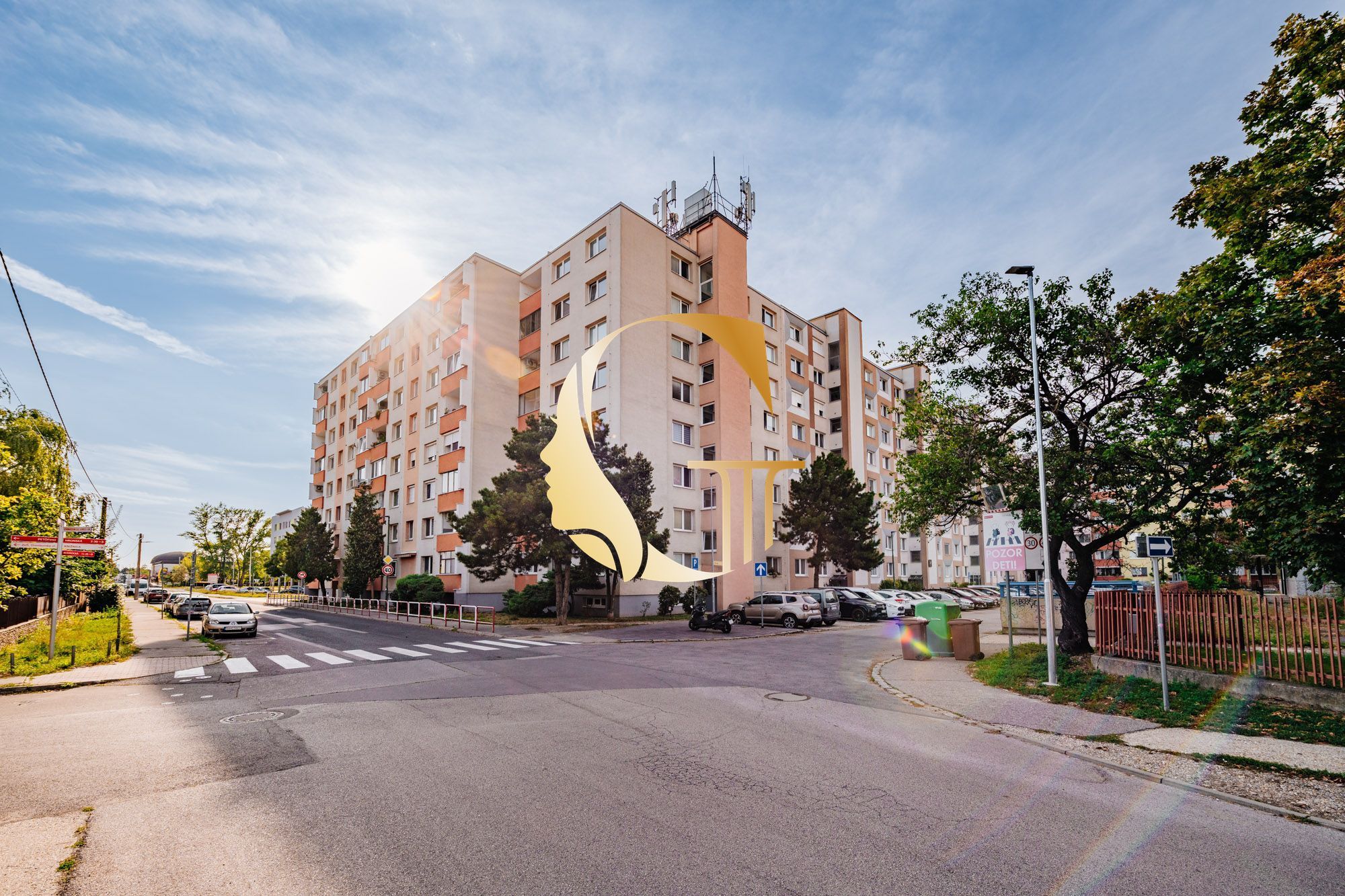 GODDESS PROPERTY – exkluzívne – PREDAJ 4 izbový byt 79 m2 – LOGGIA – atypický, moderný, zariadený – Hronská ulica – PODUNAJSKÉ BISKUPICE