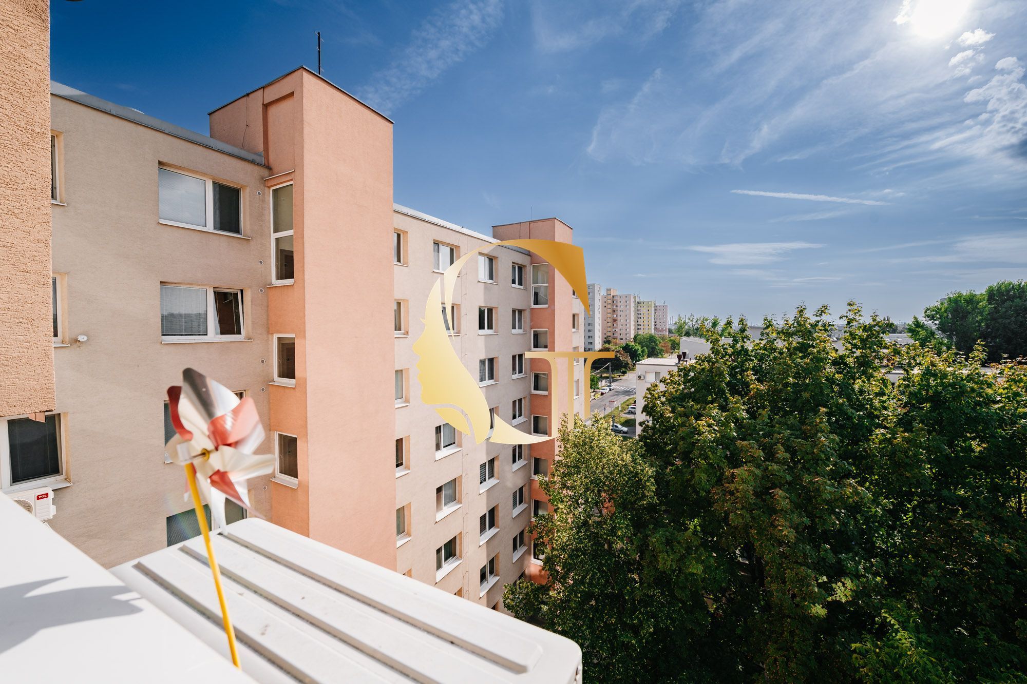 GODDESS PROPERTY – exkluzívne – PREDAJ 4 izbový byt 79 m2 – LOGGIA – atypický, moderný, zariadený – Hronská ulica – PODUNAJSKÉ BISKUPICE