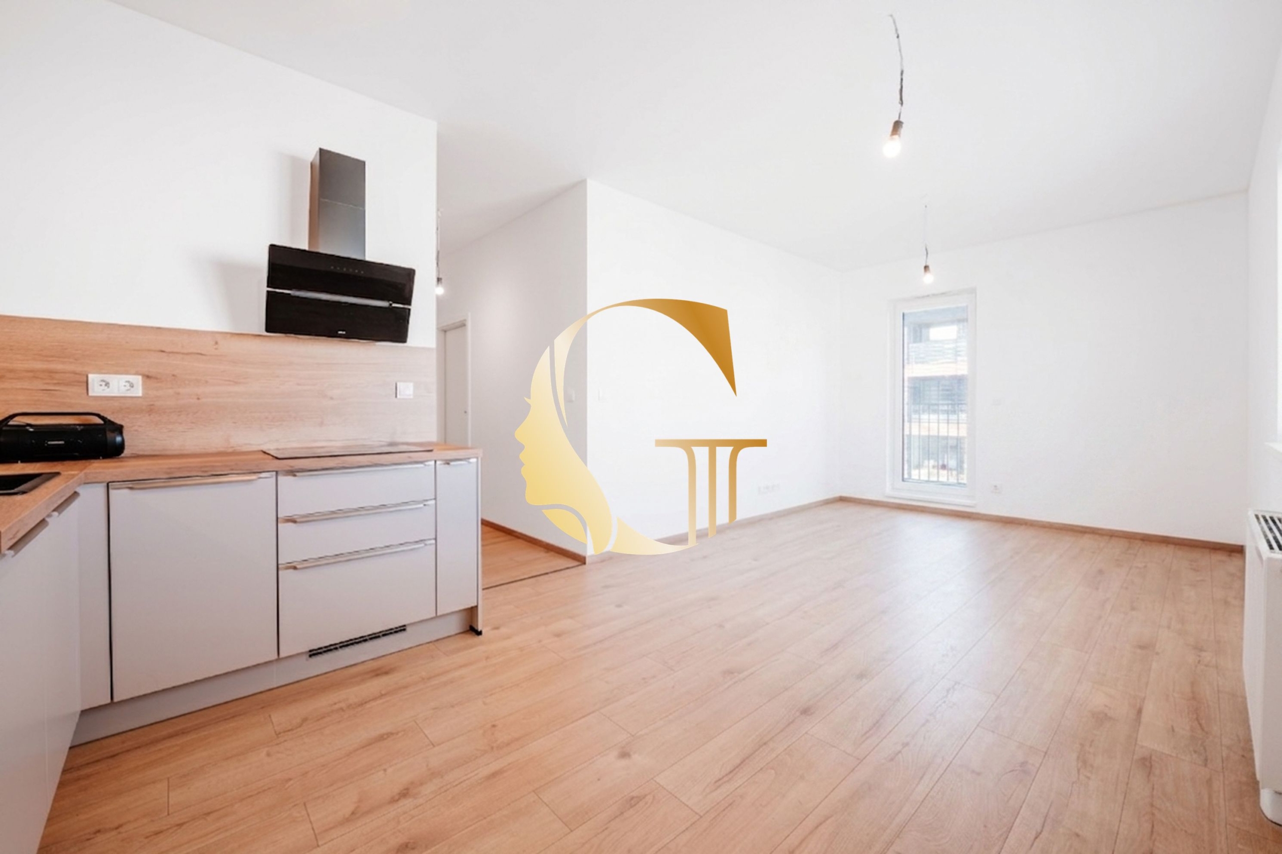 GODDESS PROPERTY – rezervované – PREDAJ 3 izbový byt 60 m2 s TERASOU 13,5 m2 – 2x parking a pivnica – Slnečnicová ulica – novostavba FLORET – ROVINKA