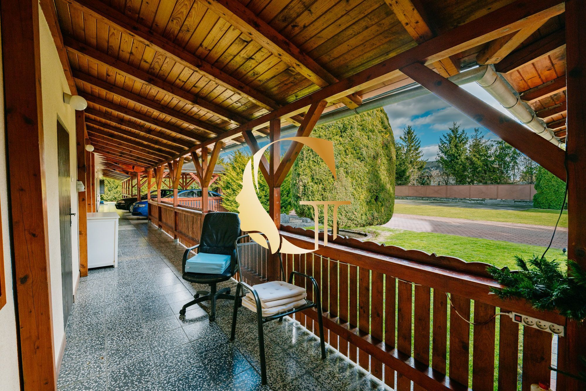 GODDESS PROPERTY- exkluzívne – PREDAJ – 9 izbový samostatný stojaci rodinný dom  372 m2 na pozemku 2 100 m2 – 2x garáž – 2x studňa –  OĽDZA