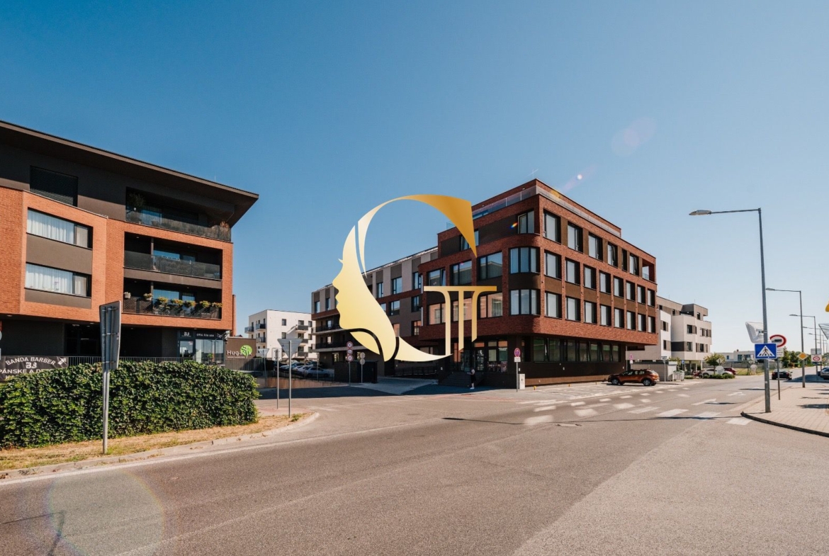 GODDESS PROPERTY – rezervované – PREDAJ 3 izbový byt 60 m2 s TERASOU 13,5 m2 – 2x parking a pivnica – Slnečnicová ulica – novostavba FLORET – ROVINKA