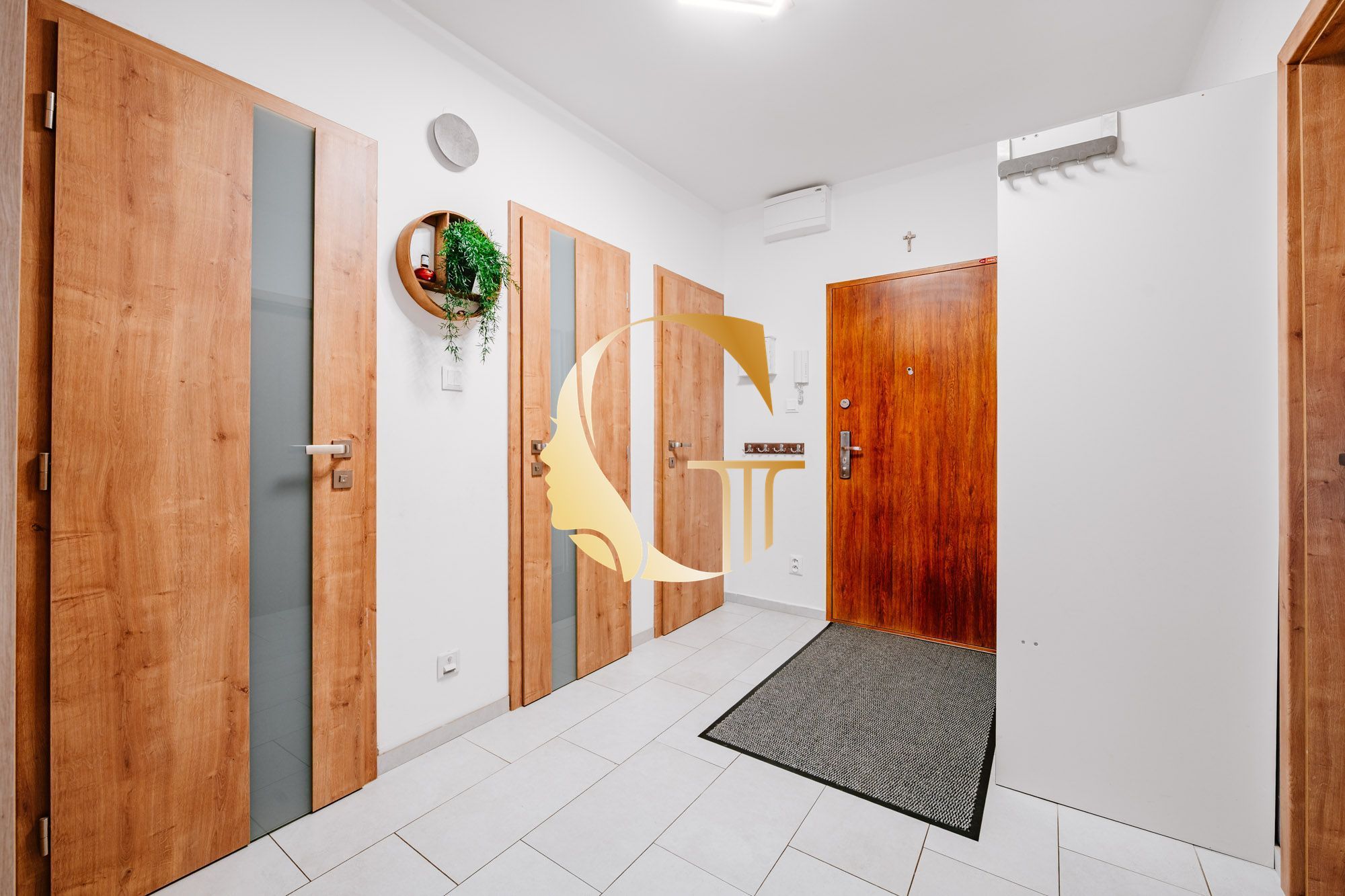 GODDESS PROPERTY – exkluzívne – PREDAJ 4 izbový byt 79 m2 – LOGGIA – atypický, moderný, zariadený – Hronská ulica – PODUNAJSKÉ BISKUPICE