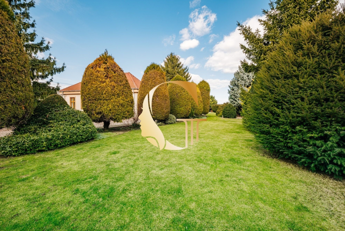 GODDESS PROPERTY- exkluzívne – PREDAJ – 9 izbový samostatný stojaci rodinný dom  372 m2 na pozemku 2 100 m2 – 2x garáž – 2x studňa –  OĽDZA