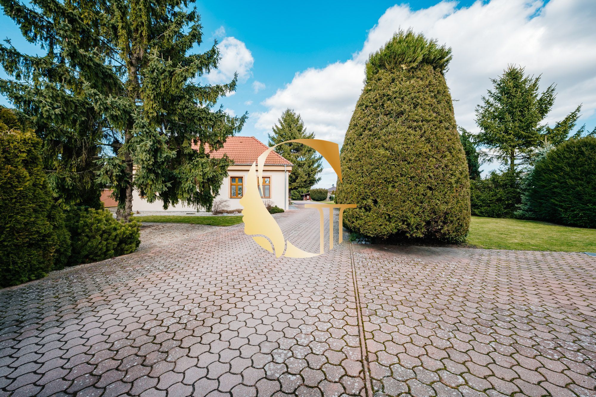 GODDESS PROPERTY- exkluzívne – PREDAJ – 9 izbový samostatný stojaci rodinný dom  372 m2 na pozemku 2 100 m2 – 2x garáž – 2x studňa –  OĽDZA