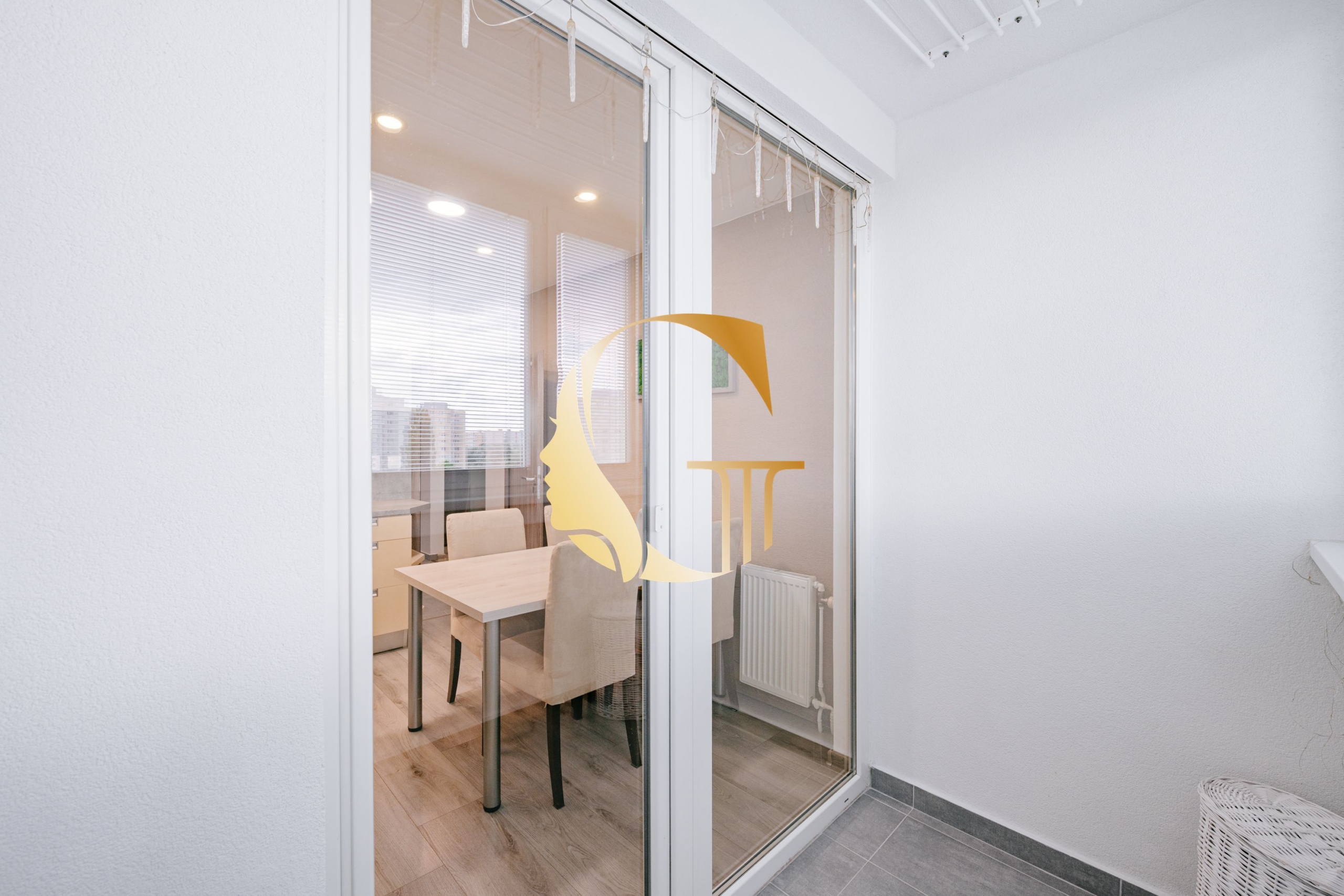 GODDESS PROPERTY – rezervované  – PREDAJ 4 izbový byt 85 m2 – LOGGIA – moderne zariadený – kompletná rekonštrukcia – TUPOLEVOVA ulica – Petržalka
