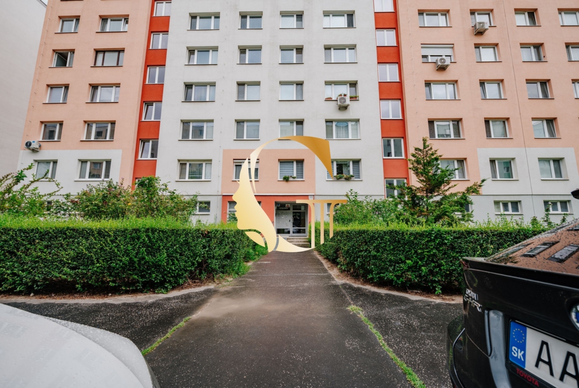 GODDESS PROPERTY – rezervované  – PREDAJ 4 izbový byt 85 m2 – LOGGIA – moderne zariadený – kompletná rekonštrukcia – TUPOLEVOVA ulica – Petržalka