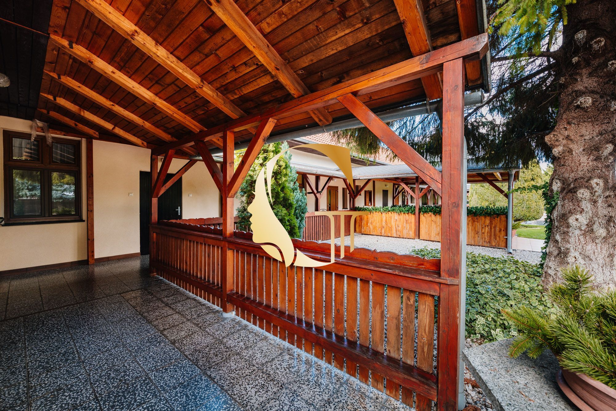 GODDESS PROPERTY- exkluzívne – PREDAJ – 9 izbový samostatný stojaci rodinný dom  372 m2 na pozemku 2 100 m2 – 2x garáž – 2x studňa –  OĽDZA