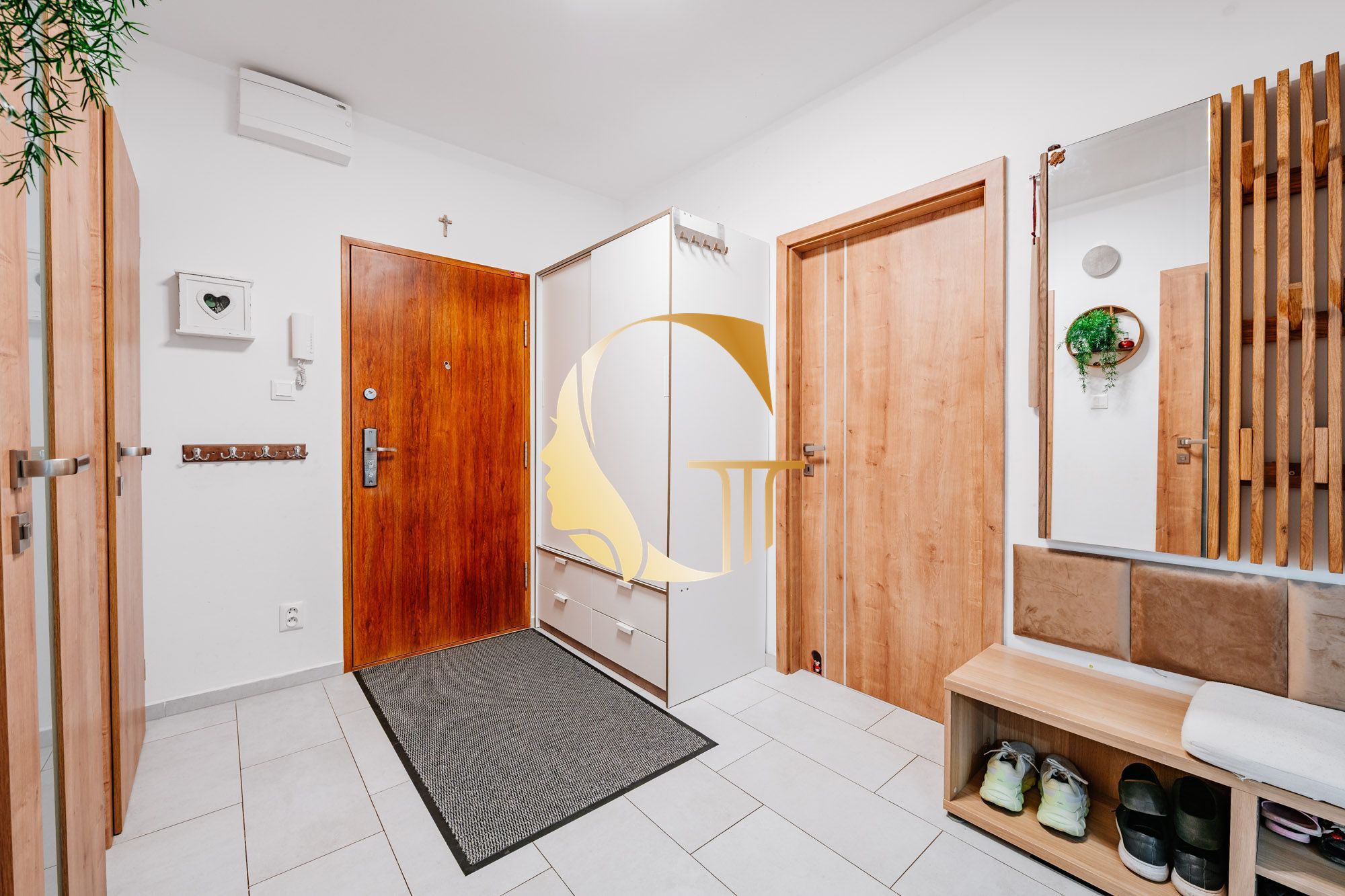 GODDESS PROPERTY – exkluzívne – PREDAJ 4 izbový byt 79 m2 – LOGGIA – atypický, moderný, zariadený – Hronská ulica – PODUNAJSKÉ BISKUPICE
